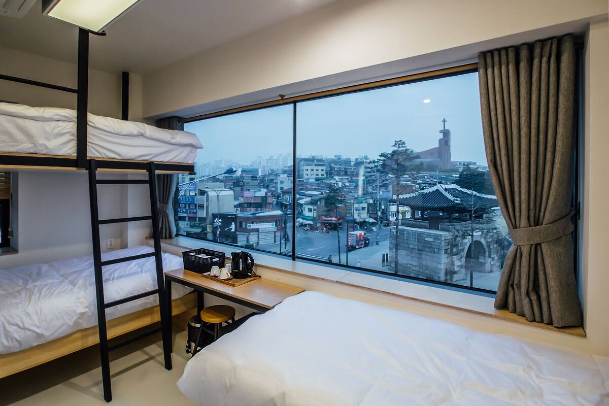 Habitación triple, vistas a la ciudad | Ropa de cama de alta calidad, escritorio, tabla de planchar con plancha