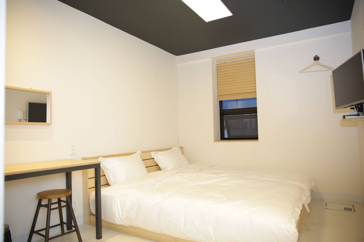 Habitación con 2 camas individuales | Ropa de cama de alta calidad, escritorio, tabla de planchar con plancha