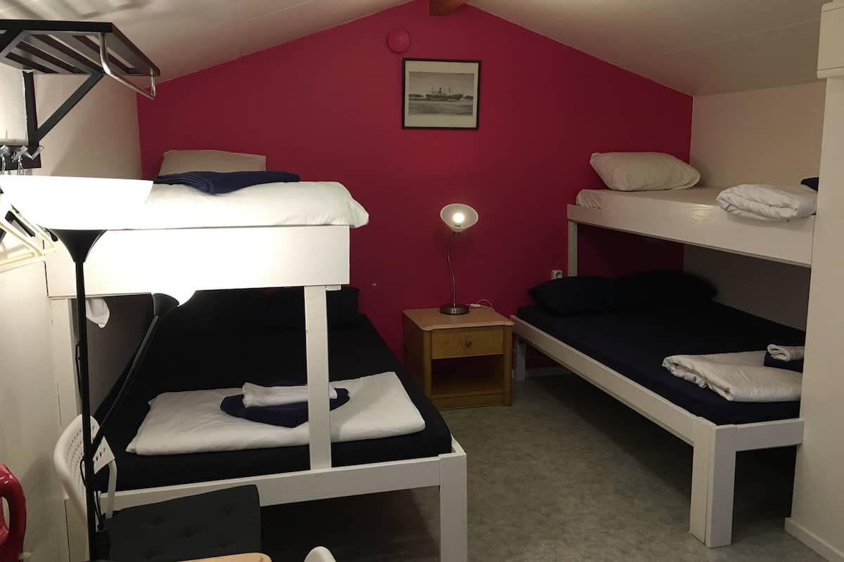 Bungalow familiare (4 People) | 1 camera, una scrivania, tende oscuranti, Wi-Fi gratuito