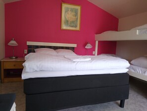 Desk, blackout curtains, free WiFi, bed sheets - Milano Garden - City Bungalow Hotell, i gränssnittet till Kullabygdens pärlor (Astorp)