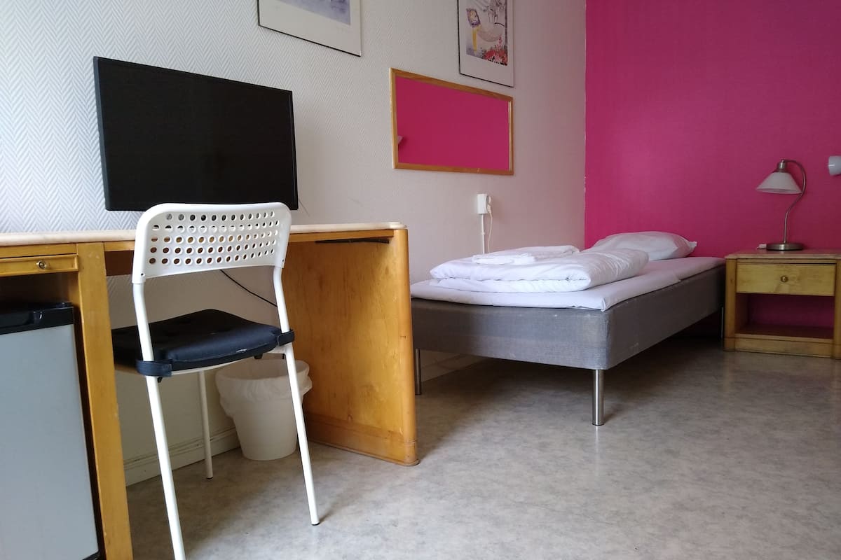 Kamar Single Basic | Meja kerja, tirai kedap cahaya, Wi-Fi gratis, dan seprai linen
