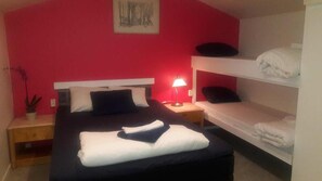 Desk, blackout curtains, free WiFi, bed sheets - Milano Garden - City Bungalow Hotell, i gränssnittet till Kullabygdens pärlor (Astorp)