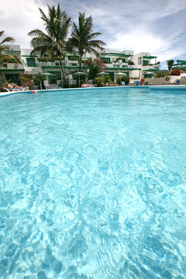 2 室外游泳池,池畔遮阳伞,日光浴躺椅