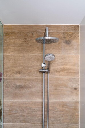 Douche, sèche-cheveux, serviettes fournies