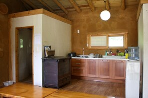 Refrigerador con freezer, placa de cocina, utensilios de cocina