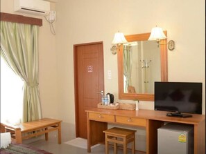 Deluxe Room | Bathroom | Shower, free toiletries, hair dryer, towels