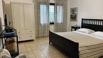 Camera con letto matrimoniale o 2 letti singoli, angolo cottura | Con stile personalizzato, con arredamento individuale, una scrivania