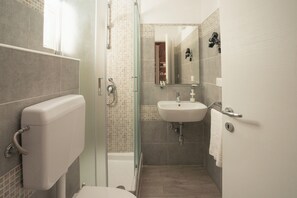 Shower, free toiletries, hair dryer, bidet - Duomo & University Rooms Catania Center  (Catania)