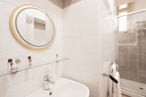 Dusche, kostenlose Toilettenartikel, Haartrockner, Bidet