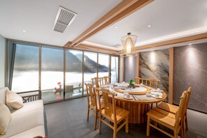 Der serveres morgenmad, frokost og aftensmad