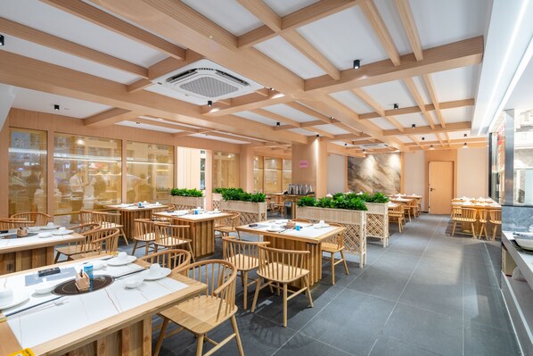 Breakfast, lunch, dinner served; Chinese cuisine - Guangzhou BoYi Hotel (Guangzhou)