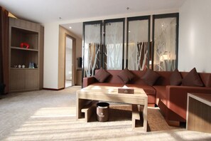 Living area | 42-inch flat-screen TV with digital channels, TV - Guangzhou BoYi Hotel (Guangzhou)