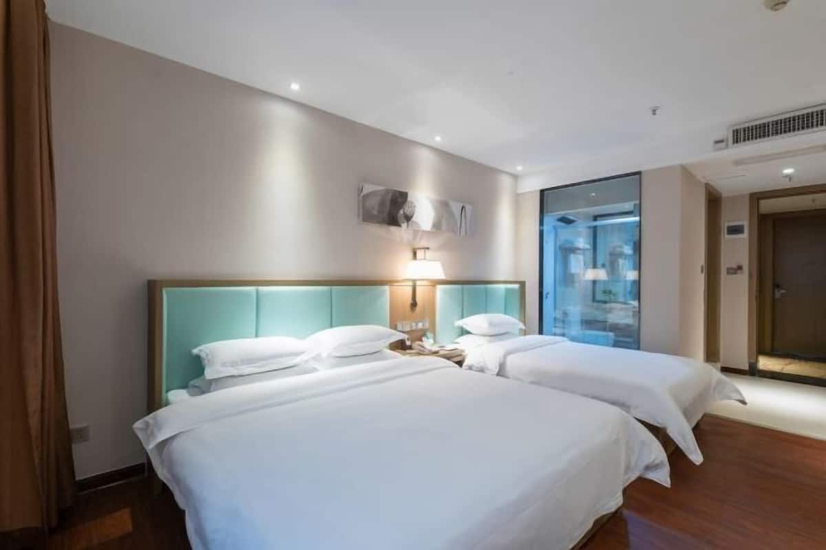 1 bedroom, premium bedding, down comforters, minibar