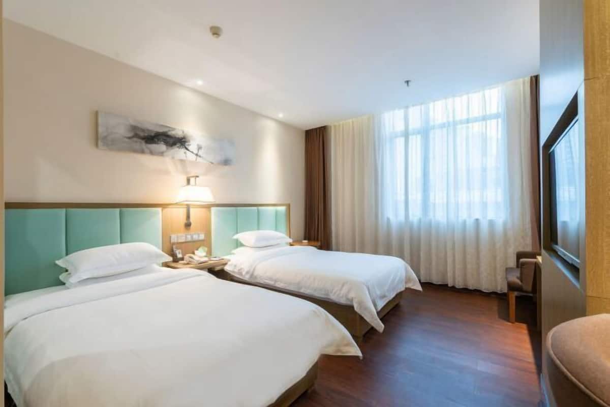 1 bedroom, premium bedding, down comforters, minibar