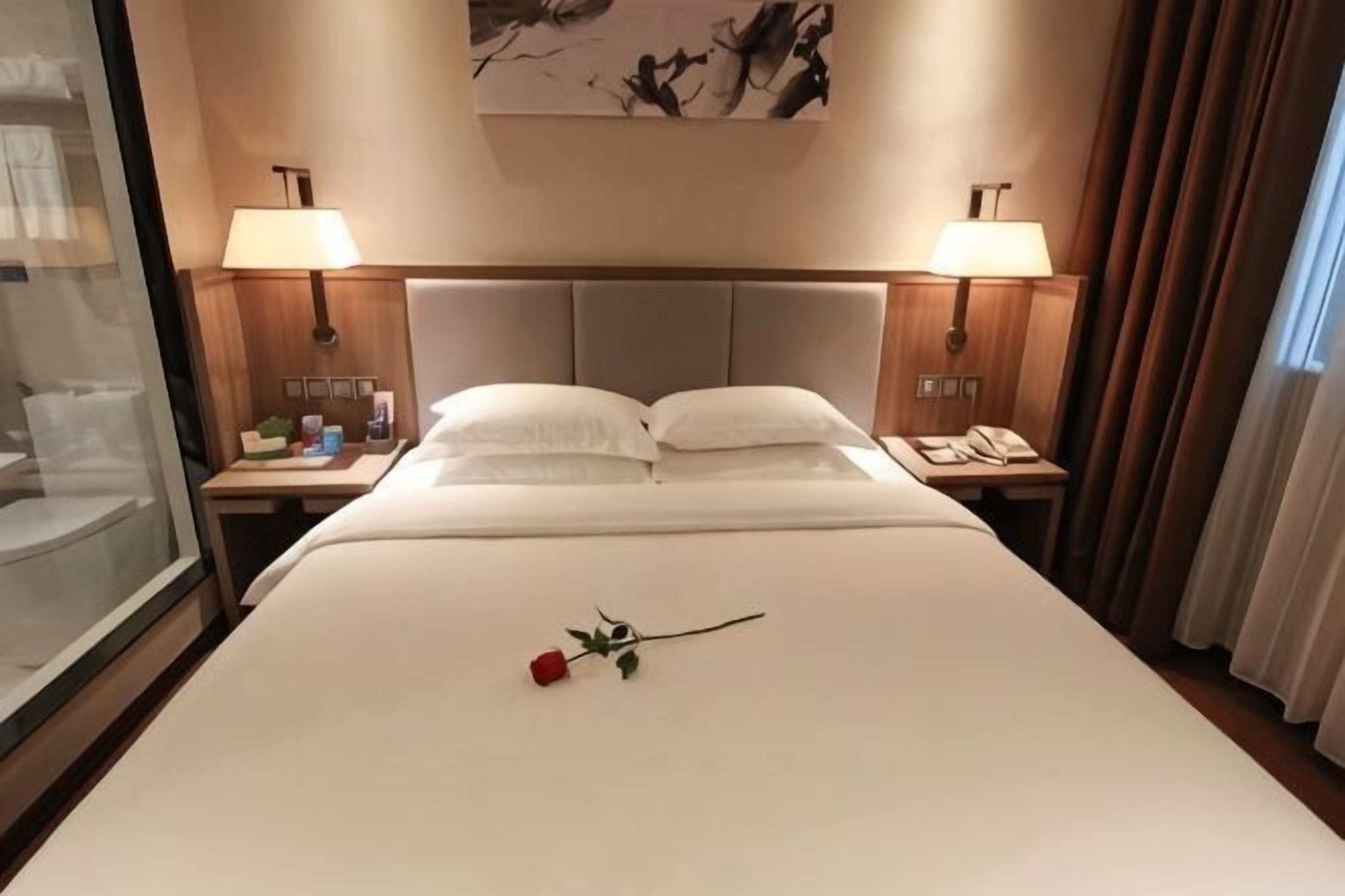 Premium bedding, down duvets, minibar, in-room safe