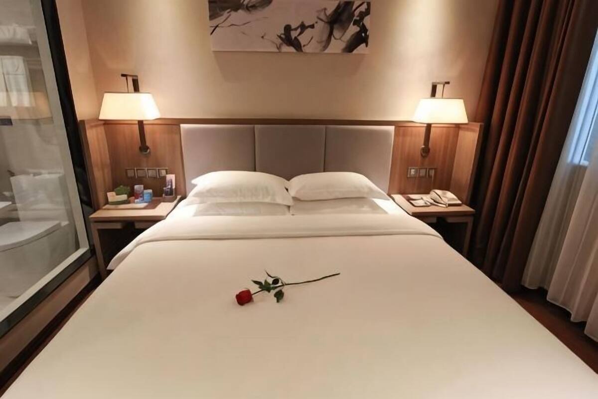 Premium bedding, down duvets, minibar, in-room safe