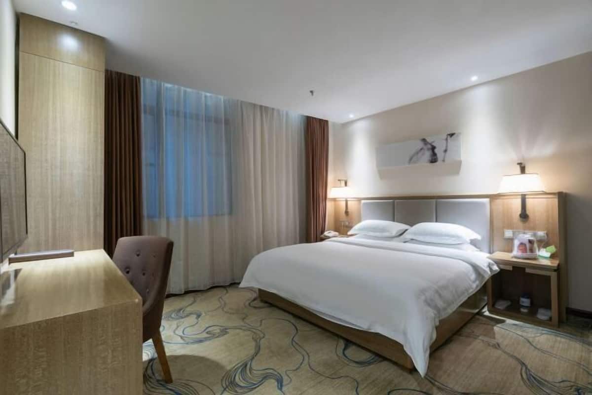 1 bedroom, premium bedding, down comforters, minibar
