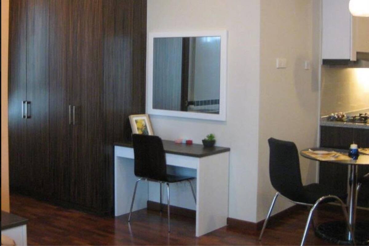 Bàn, bàn ủi/dụng cụ ủi quần áo, giường gấp/giường phụ (phụ phí) 