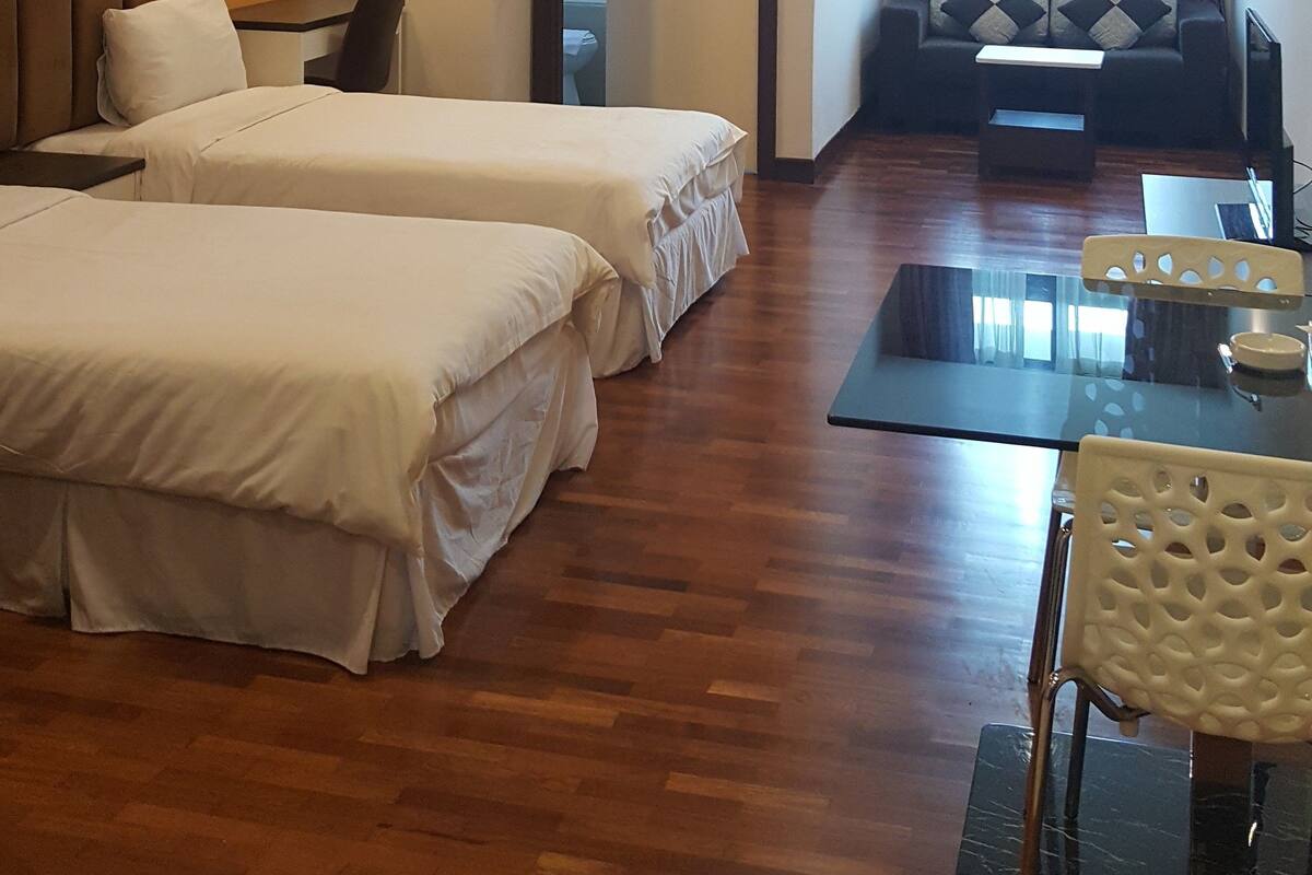 Studio | Bàn, bàn ủi/dụng cụ ủi quần áo, giường gấp/giường phụ (phụ phí) 