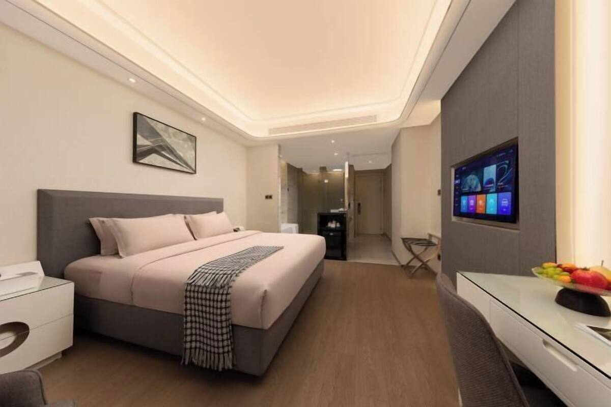 Premium bedding, minibar, in-room safe, desk