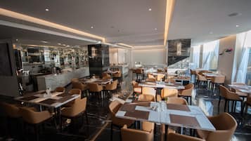 Breakfast, lunch, dinner served; American cuisine