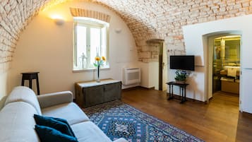 Traditional Suite, 1 Bedroom | Frette Italian sheets, premium bedding, down comforters