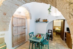 Traditional Στούντιο-Σουίτα | Ιταλικά σεντόνια Frette, κλινοσκεπάσματα υψηλής ποιότητας 