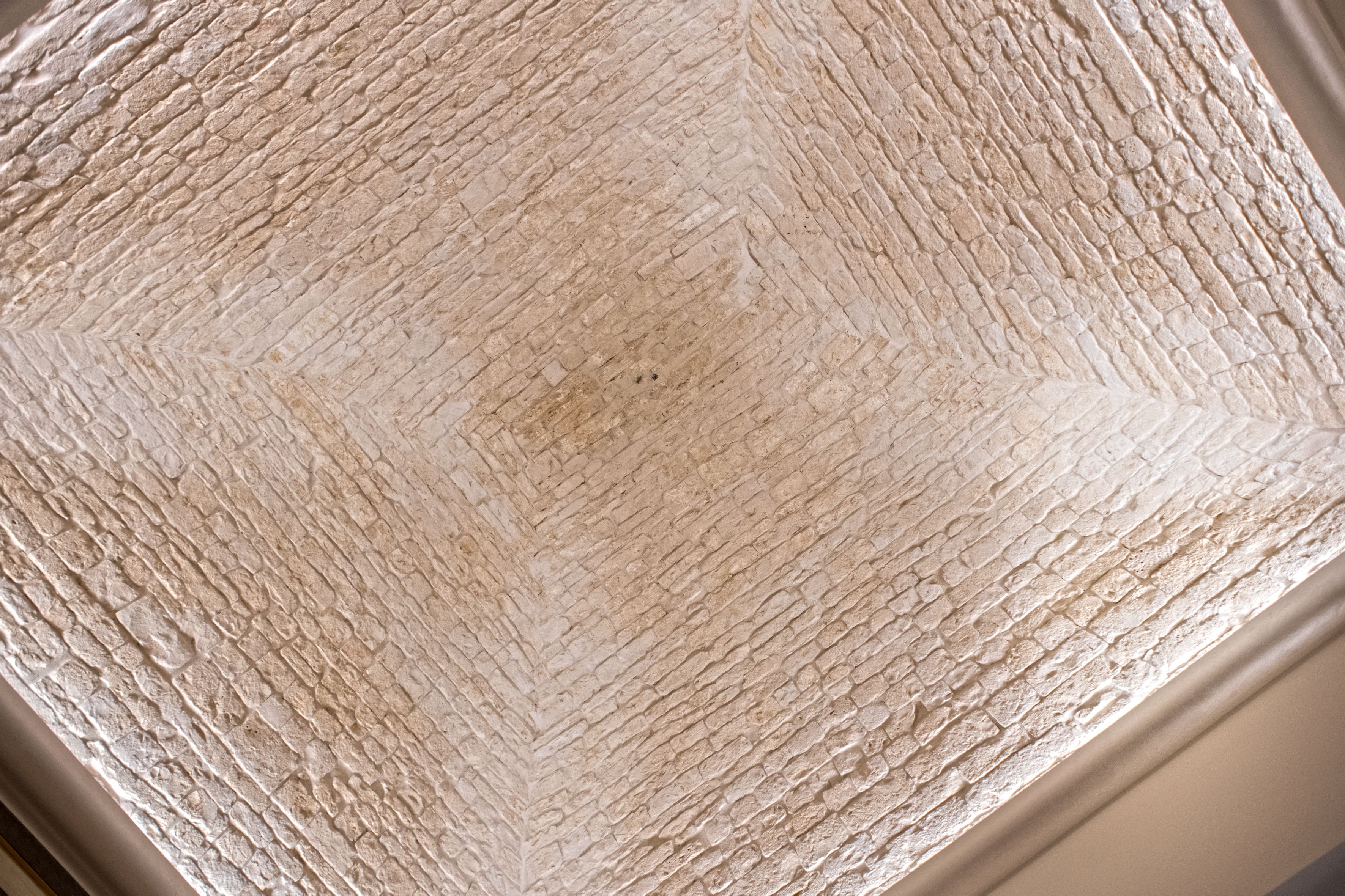 Techo con textura y diseño de rombos.