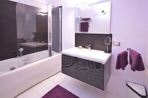 Superior Suite, Sea View | Bathroom | Free toiletries, hair dryer, bathrobes, slippers
