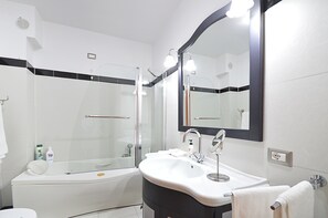 Superior Suite, Sea View | Bathroom | Free toiletries, hair dryer, bathrobes, slippers - Mar Dei Poeti (Riposto)