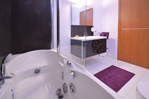 Suite superior, vistas al mar | Baño | Artículos de higiene personal gratuitos, secador de pelo y albornoces