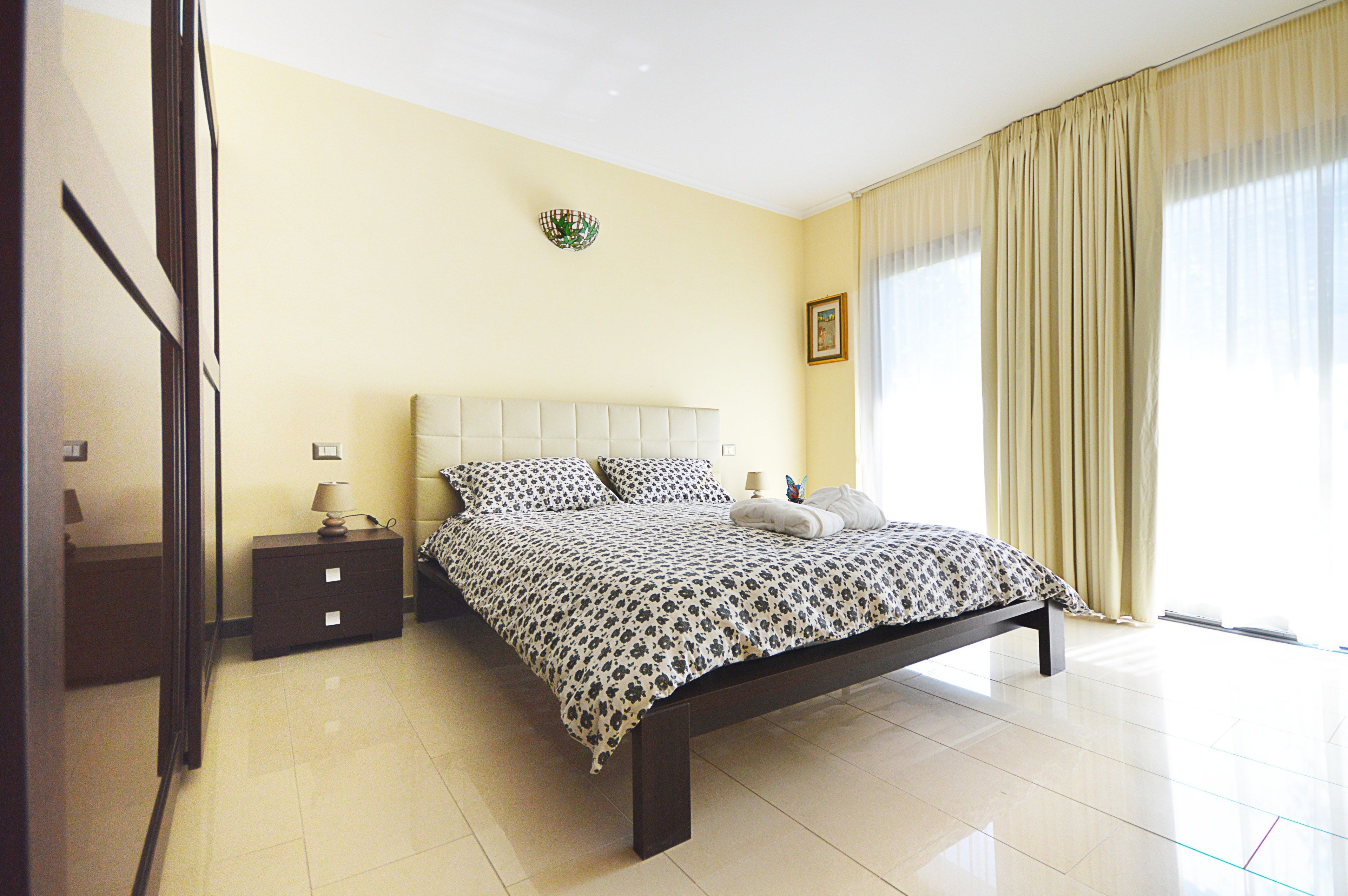 1 غرفة نوم وأغطية فراش متميزة وميني بار وخزنة داخل الغرفة