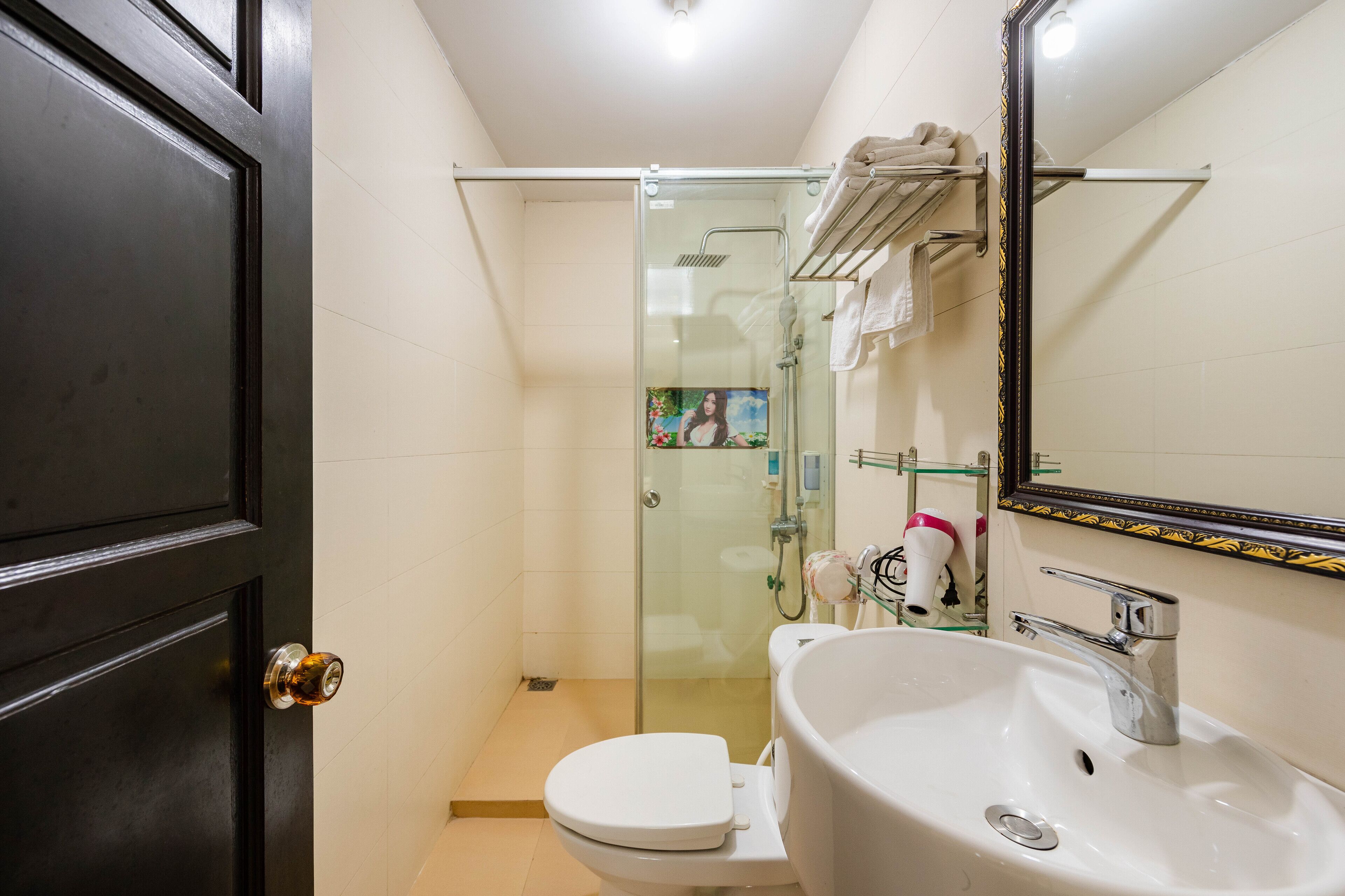 shower, free toiletries, hair dryer, slippers