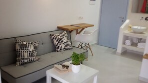 Junior-Suite, Meerblick | Wohnbereich | LED-Fernseher