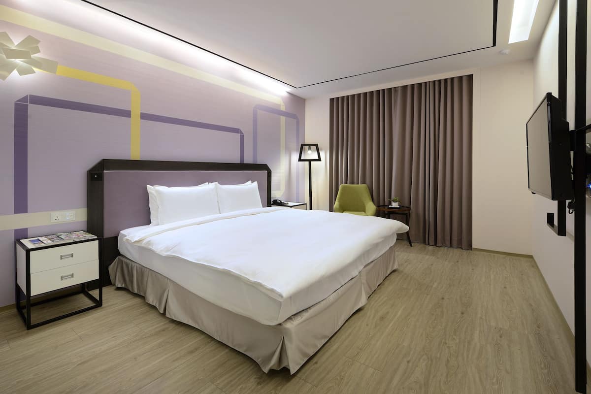 1 bedroom, down duvets, free minibar, in-room safe
