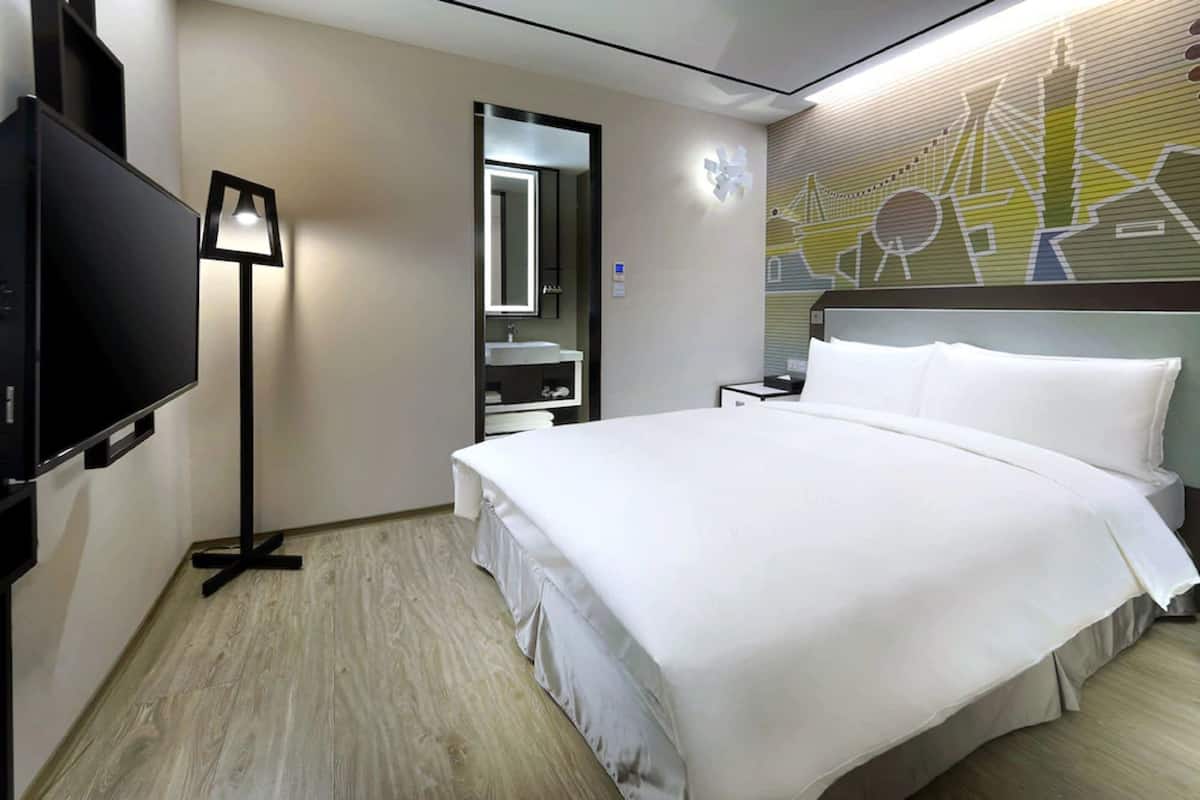 1 bedroom, down duvets, free minibar, in-room safe