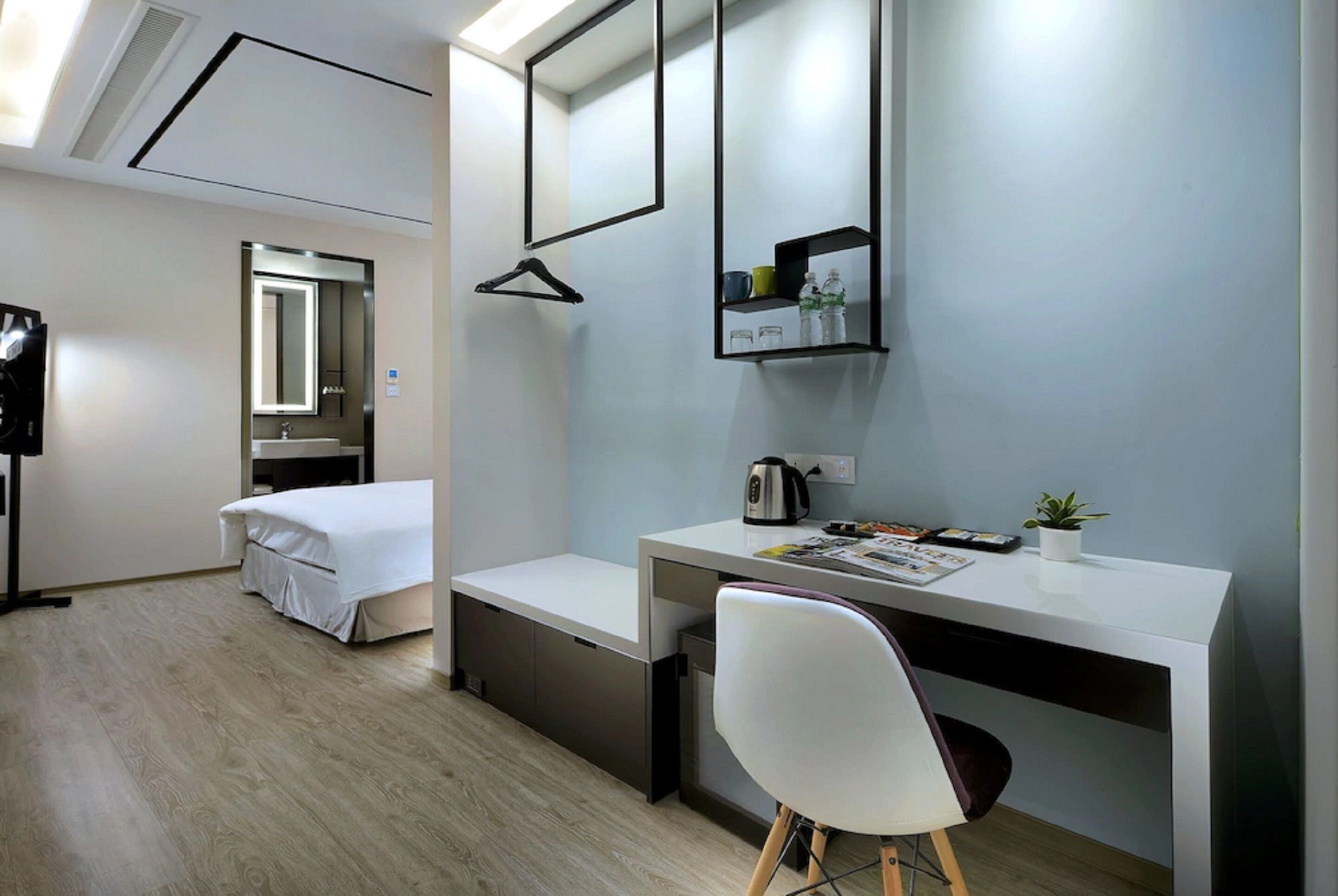 double room, balcony | in-room business centre
