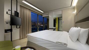 Quarto casal luxo | Edredons de pluma, frigobar (abastecido com itens grátis)