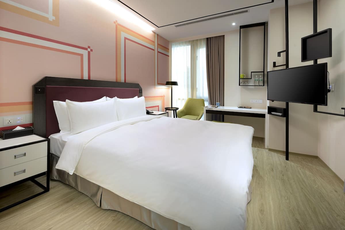1 bedroom, down duvets, free minibar, in-room safe