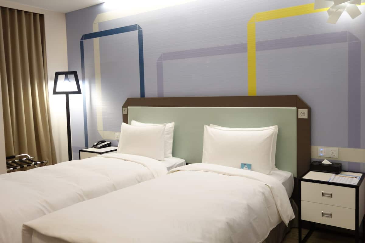1 bedroom, down duvets, free minibar, in-room safe