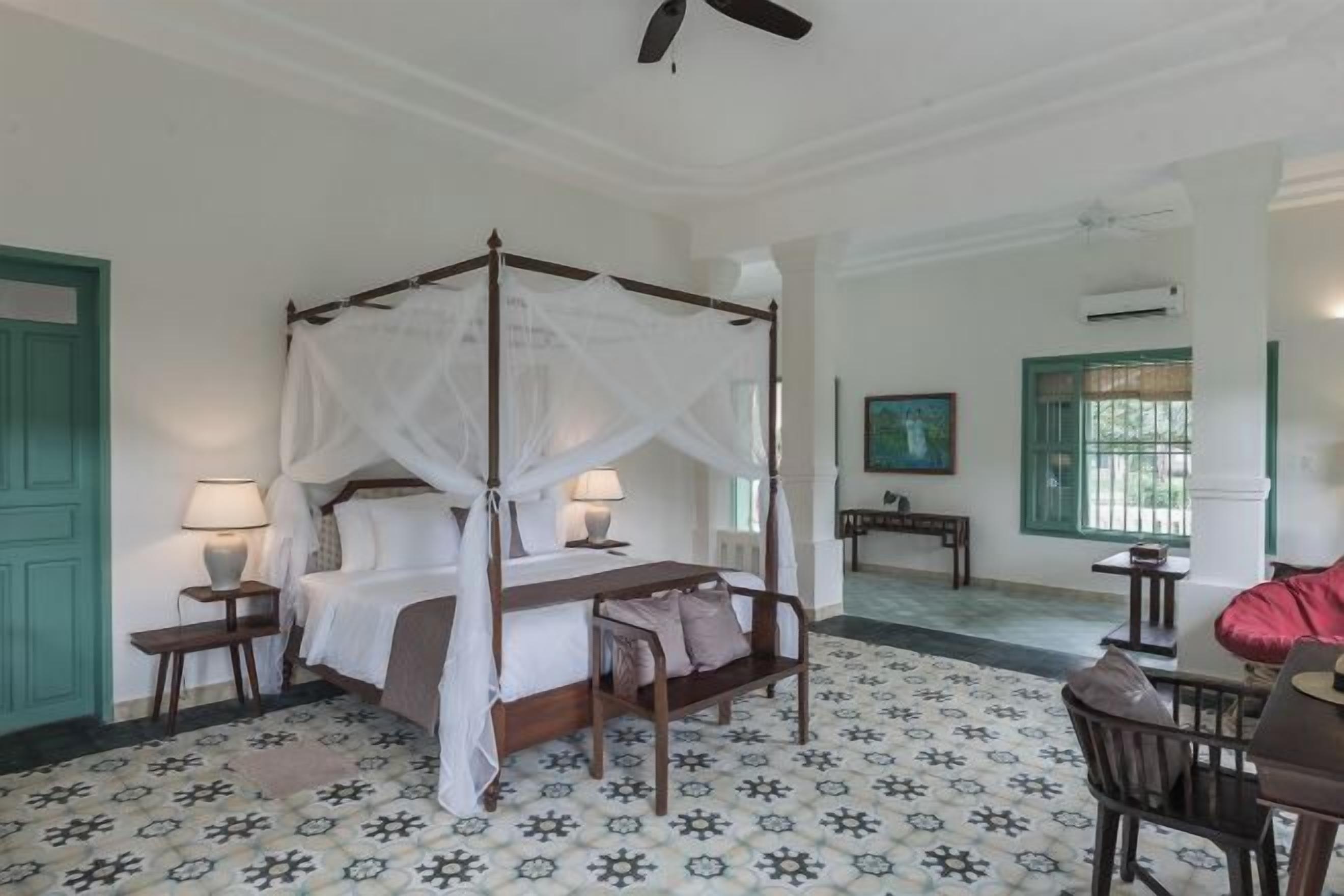 Minibar, két bảo mật tại phòng, bàn 