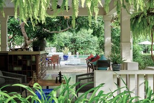 Bar junto a la piscina