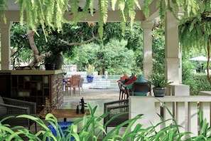 Bar en bord de piscine