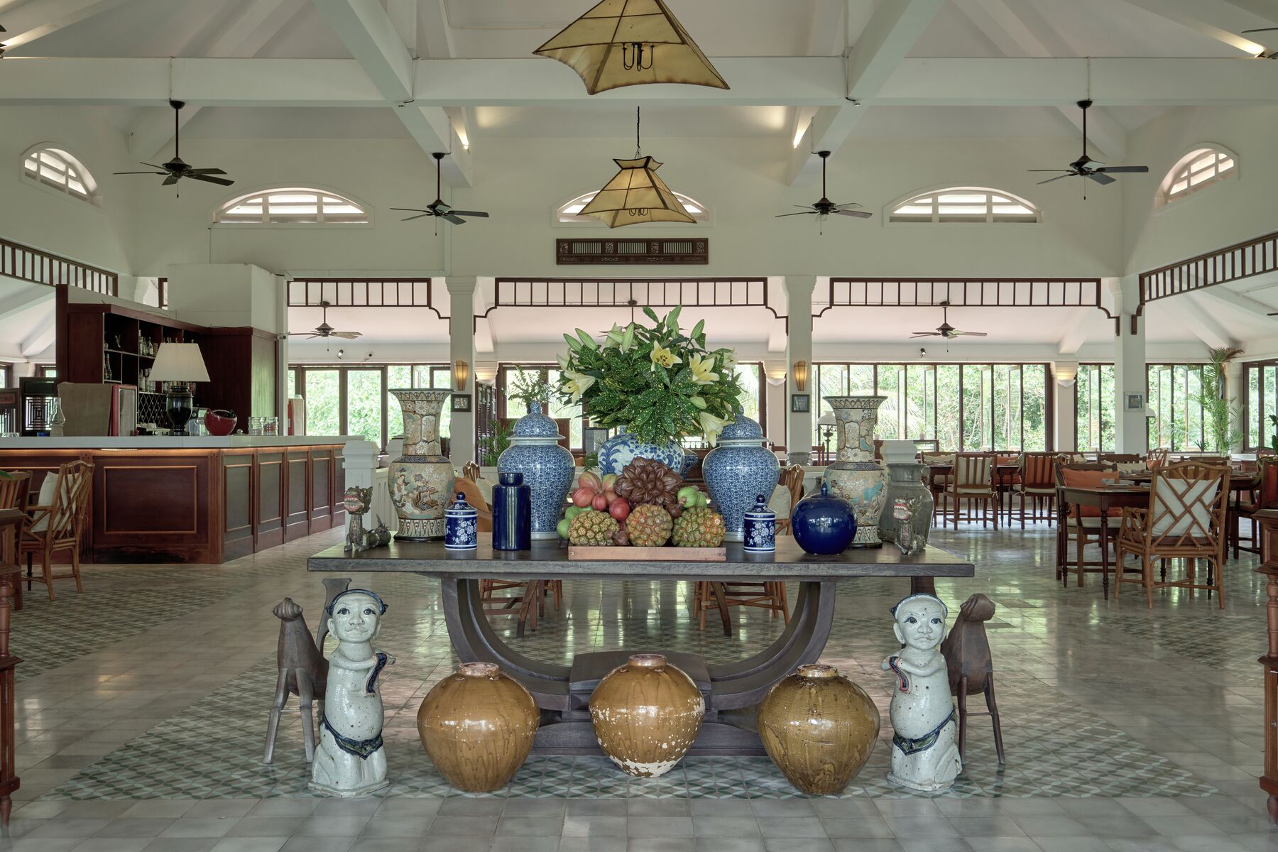 Se sirven desayunos, comidas y cocina internacional con vista al mar