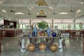 Petit déjeuner, déjeuner et dîner servis sur place, vue sur la mer