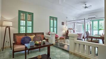 Habitación junior con 1 cama matrimonial o 2 individuales | Área de sala de estar | Televisión