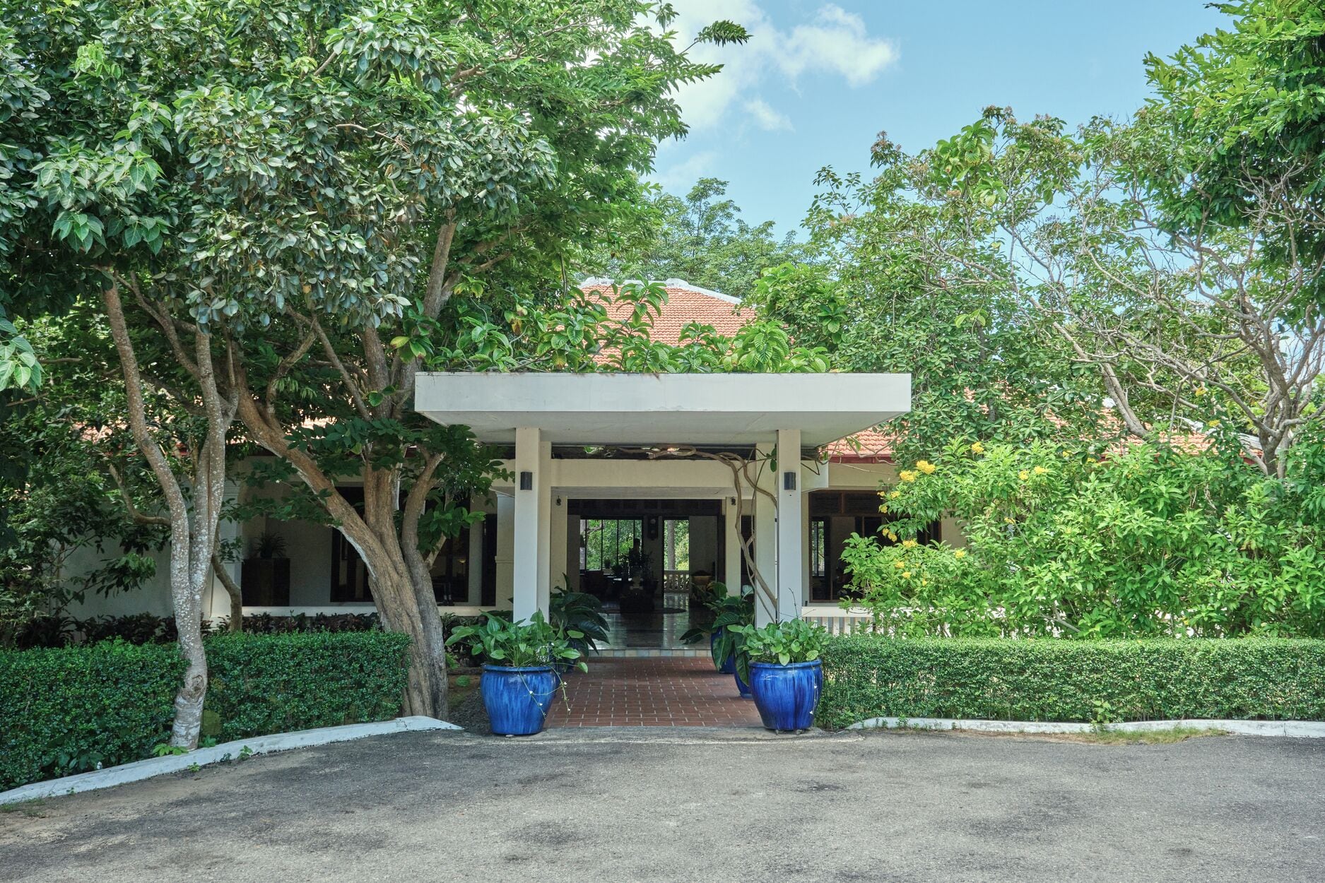 Vista frontal de la propiedad