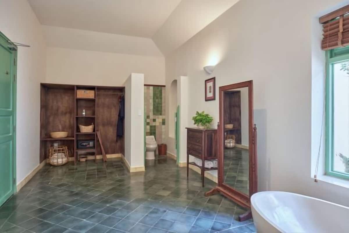 Bathroom | Deep soaking tub, rainfall showerhead, free toiletries, hair dryer