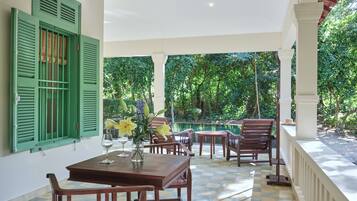 Indochina Pool Villa | Hiên