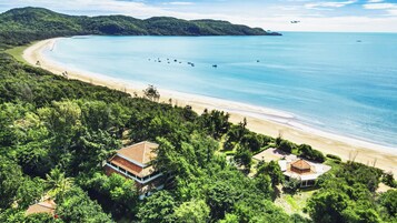 Ubicación cercana a la playa, tumbonas, sombrillas y toallas de playa